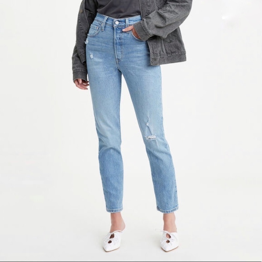 Levi's Classic 501 Skinny Denim Jeans in Light Blue Wash - Picture 3 of 16